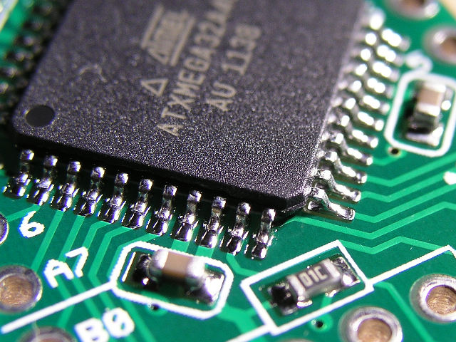 Closeup of the XMega32A4U's pins